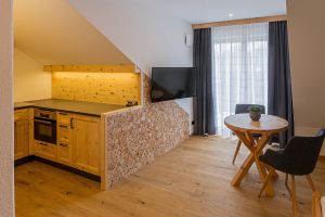 Offener Wohnbereich  mit Zirbenkiefermöbel