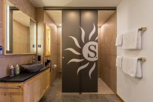 Modernes Raumdesign  mit hochwertigen Naturmaterialien