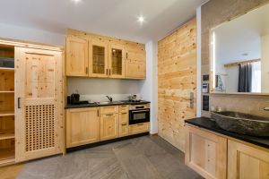 Voll ausgestattete Küchen mit großem Kühlschrank und Induktionsherd