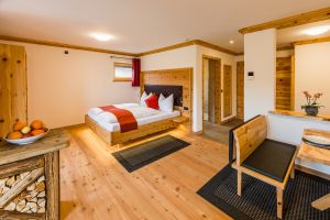 Massive Holzböden  laden zum Wohlfühlen ein 